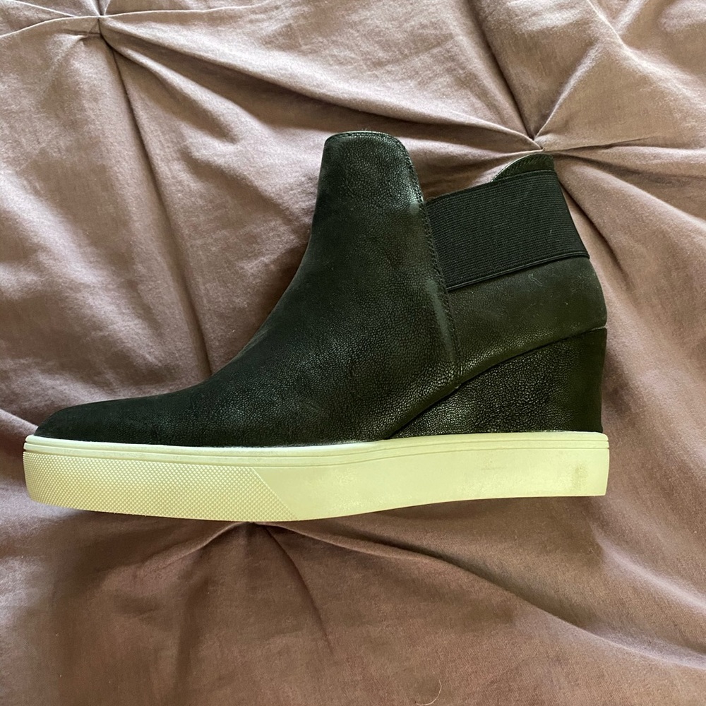 Wedge sneaker